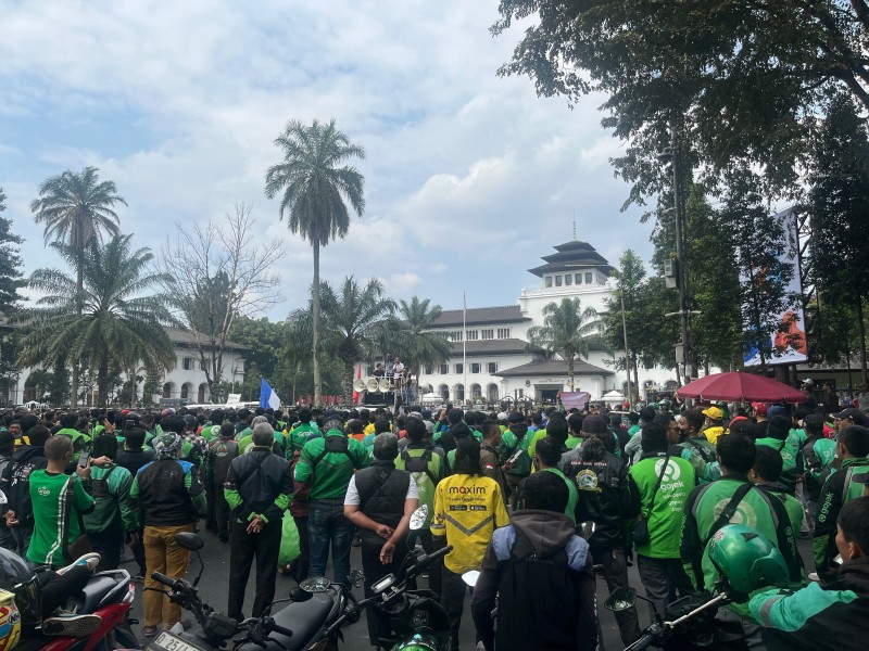 Ribuan driver ojek online dari berbagai daerah di Jawa Barat dan beragam perusahaan angkutan online memenuhi Gedung Sate Bandung untuk melakukan unjuk rasa, kemarin. Ist